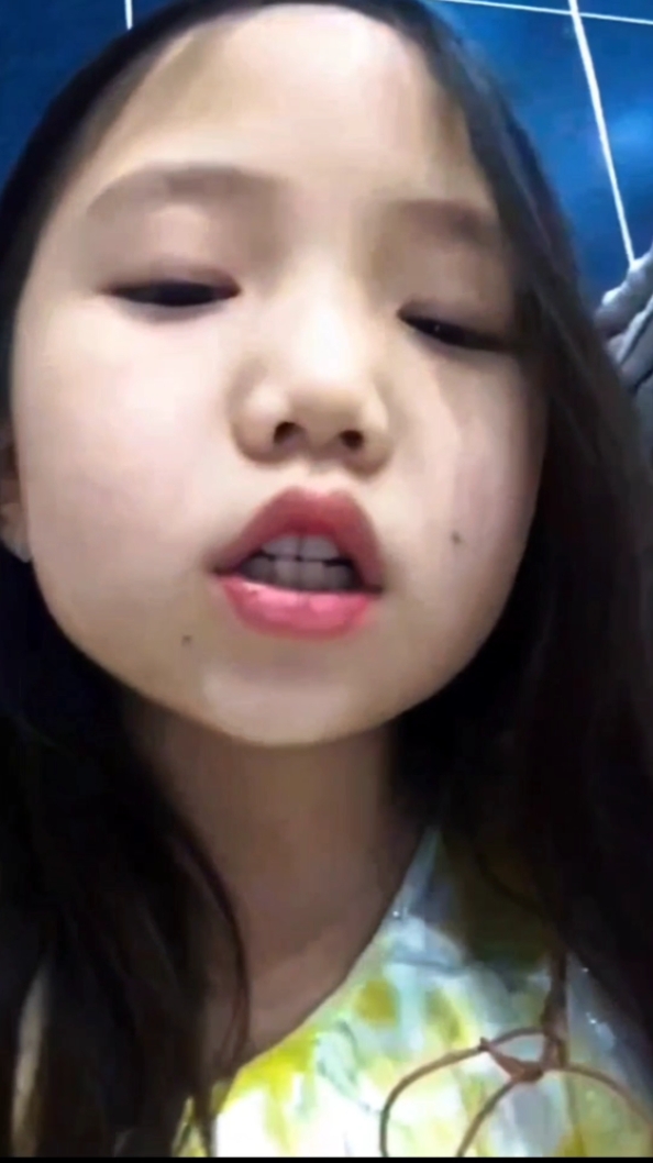 父母不在家小萝莉偷偷自慰自拍